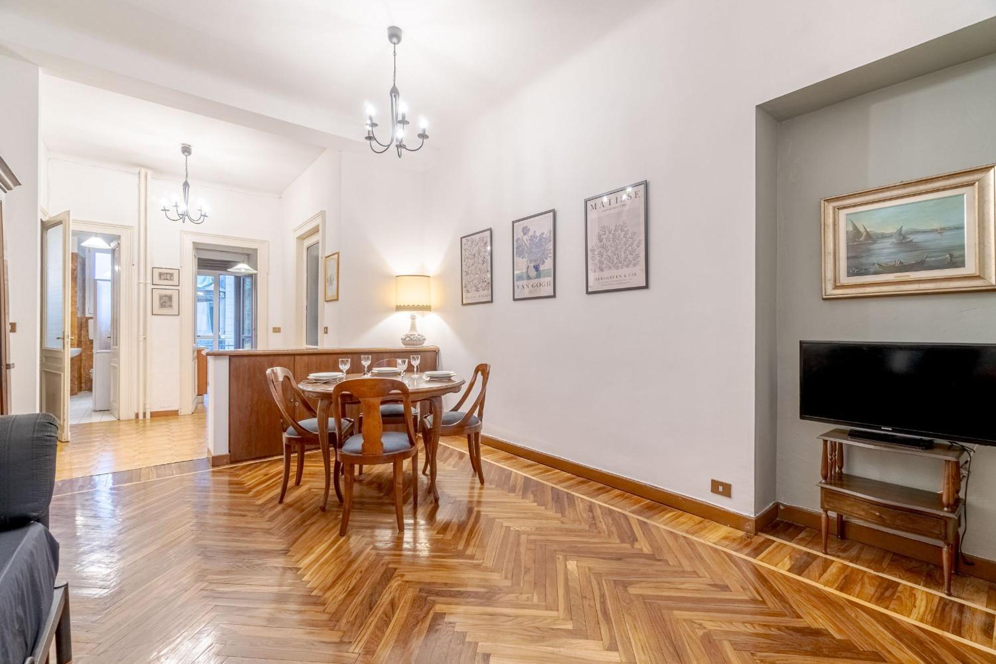 Old Fashion With Balcony Apartment Turin